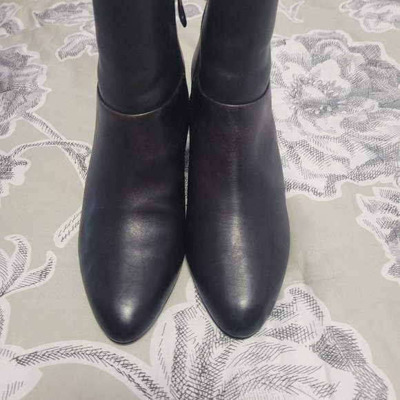 Tahari "Prinston" Black Leather Side Zip Bootie Size 7.5 EUC - Picture 3 of 9